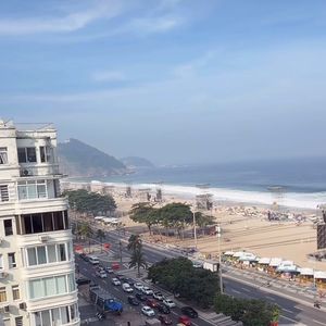 Show de Shakira em Copacabana entra em clima de tensão após atraso no transporte de figurinos mobilizar equipe da artista dias antes da apresentação, segundo relatos do stylist Nicolas Bru