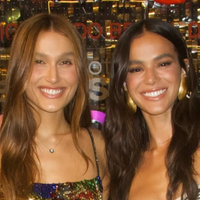 Conjunto de zebra e vestido colorido de miçangas: Bruna Marquezine e Sasha Meneghel gastam R$ 39 mil em looks grifados para o Carnaval de Salvador. Fotos!