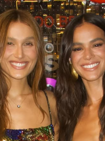 Conjunto de zebra e vestido colorido de miçangas: Bruna Marquezine e Sasha Meneghel gastam R$ 39 mil em looks grifados para o Carnaval de Salvador. Fotos!