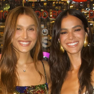 Conjunto de zebra e vestido colorido de miçangas: Bruna Marquezine e Sasha Meneghel gastam R$ 39 mil em looks grifados para o Carnaval de Salvador. Fotos!