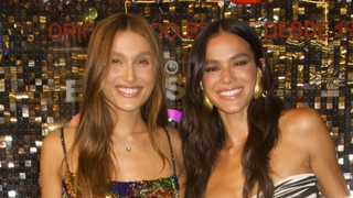 Conjunto de zebra e vestido colorido de miçangas: Bruna Marquezine e Sasha Meneghel gastam R$ 39 mil em looks grifados para o Carnaval de Salvador. Fotos!