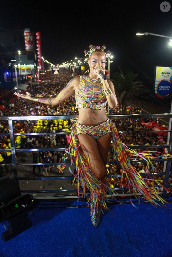 Ludmilla usou look inspirado nas fitinhas de Nosso Senhor do Bonfim. 'Nosso primeiro ritmo é o Axé! Fitas do Bonfim costurando fé, música e movimento!", escreveu o stylist da cantora