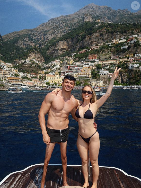 Antes da separação, Tata assinava como “Tata Estaniecki Cocielo”, mantendo publicamente o vínculo com o marido.