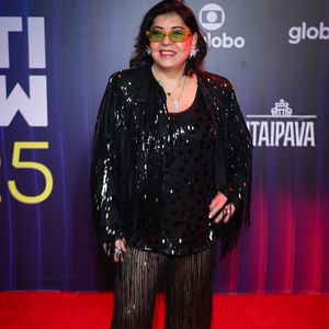 Roberta Miranda apostou no brilho e nas franjinhas ao modo all-black; com uma calça transparente e um blazer diferentão; detalhe para o óculos escuros esverdeados que roubaram a atenção