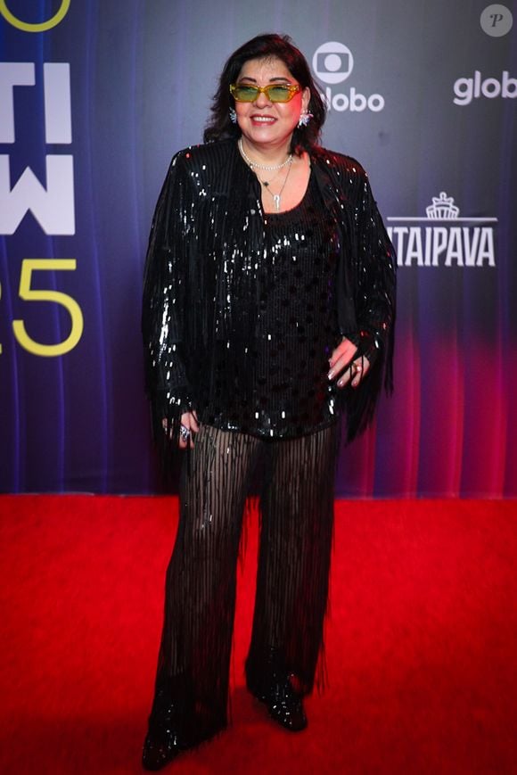 Roberta Miranda apostou no brilho e nas franjinhas ao modo all-black; com uma calça transparente e um blazer diferentão; detalhe para o óculos escuros esverdeados que roubaram a atenção