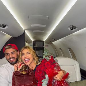 Bolsa de couro de crocodilo de R$ 350 mil foi exibida por Virgínia antes da viagem, em foto ao lado da família.