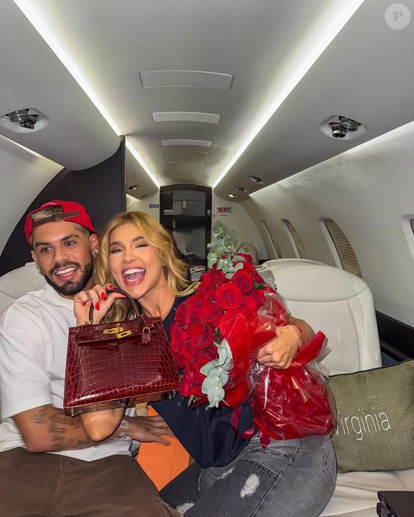 Bolsa de couro de crocodilo de R$ 350 mil foi exibida por Virgínia antes da viagem, em foto ao lado da família.