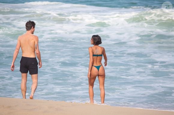 Bruna Marquezine e Shawn Mendes foram à praia de São Conrado em momento de movimento quase zero
