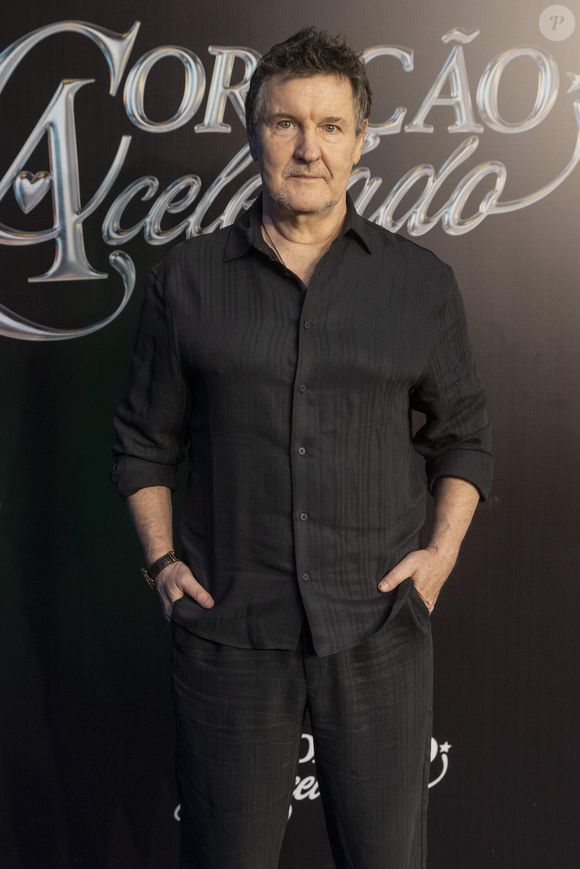 Walmir Santana (Antonio Calloni) - Pai adotivo de João Raul (Filipe Bragança), Walmir (Antonio Calloni) encontrou o bebê abandonado às margens do Caturama. Deu um jeito de adotá-lo e, contrariando todas as expectativas, foi um pai devotado. Quando ouviu João Raul cantar, ainda criança, decidiu que aquele seria o meio de o filho ter o que quisesse nessa vida.