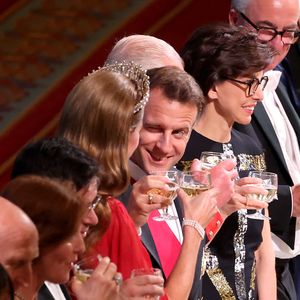 Mais tarde, um momento captado pelas câmeras ganhou as redes sociais: o presidente francês piscou para a princesa durante um brinde, gesto que rapidamente se tornou um dos mais comentados da noite.