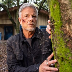 Jaques (Marcello Novaes) tocará música em um bar na novela 'Dona de Mim'