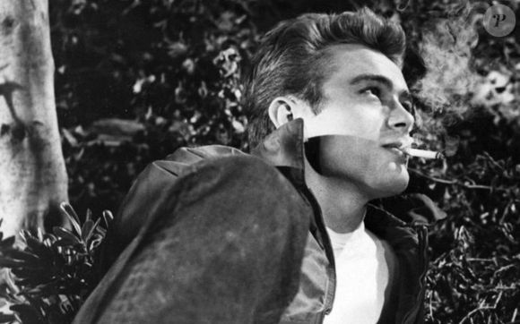 James Dean morreu em 1955, aos 24 anos. O galã de Hollywood estava em alta velocidade quando bateu de carro em um outro veículo em uma estrada da Califórnia, nos Estados Unidos