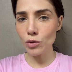A atriz Letícia Colin causou repercussão ao defender o fim da escala 6x1. Segundo declaração publicada pelo jornalista Marcelo Hailer, a artista afirmou que o sistema 'só favorece os donos das empresas'