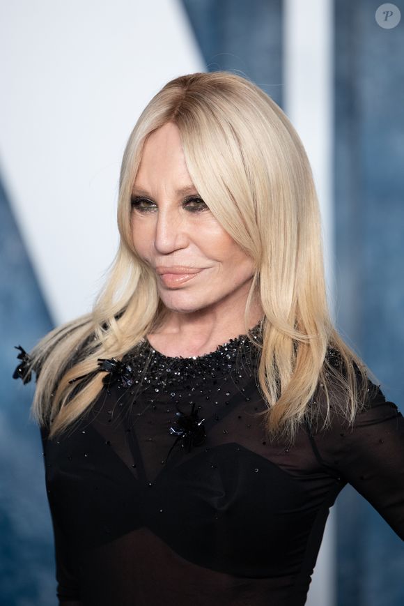 2023: nos últimos anos, Donatella Versace veio passando por algumas transformações mais sutis em sua pele