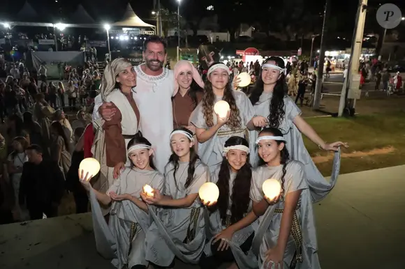 Roupa de Henri Castelli pegou fogo durante encenação da Paixão de Cristo, onde ator vive o filho de Deus