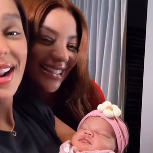 Ludmilla e Brunna Gonçalves mostraram pela primeira vez o rosto da filha, Zuri, nascida no último dia 14