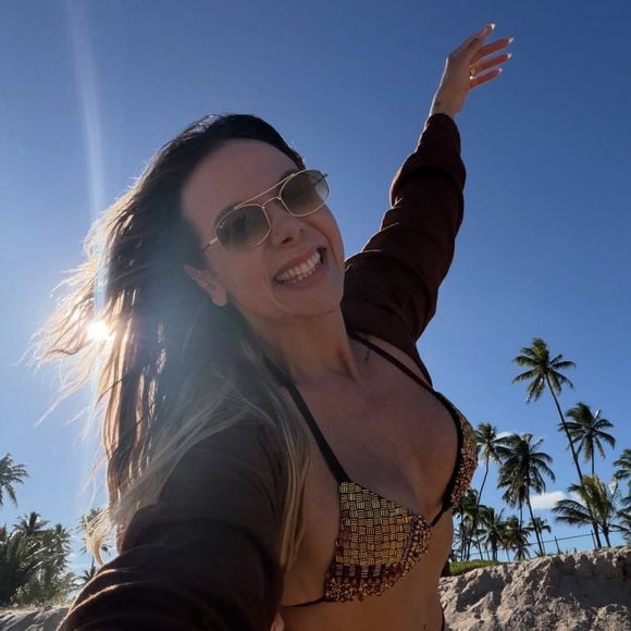 Carla Perez alia exercícios físicos e bem-estar para manter saúde aos 48 anos