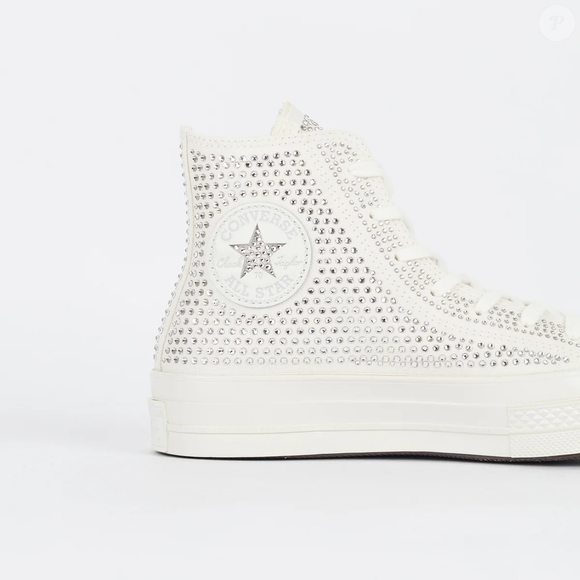 Para quem quer aproveitar a cerimônia ou cair na pista de dança sem abrir mão do conforto, o Converse Chuck 70 Hi "Swarovski White" surge como uma alternativa ao salto alto, com acabamento sofisticado e brilho por toda a peça