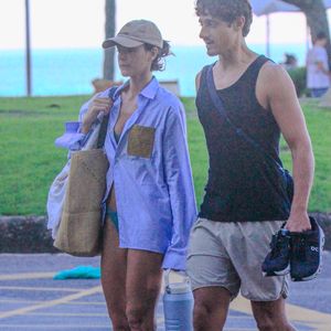 Entre uma caminhada e outra pela praia, Bruna Marquezine surgiu sorridente e cercada de amigos, incluindo Daniel Campos