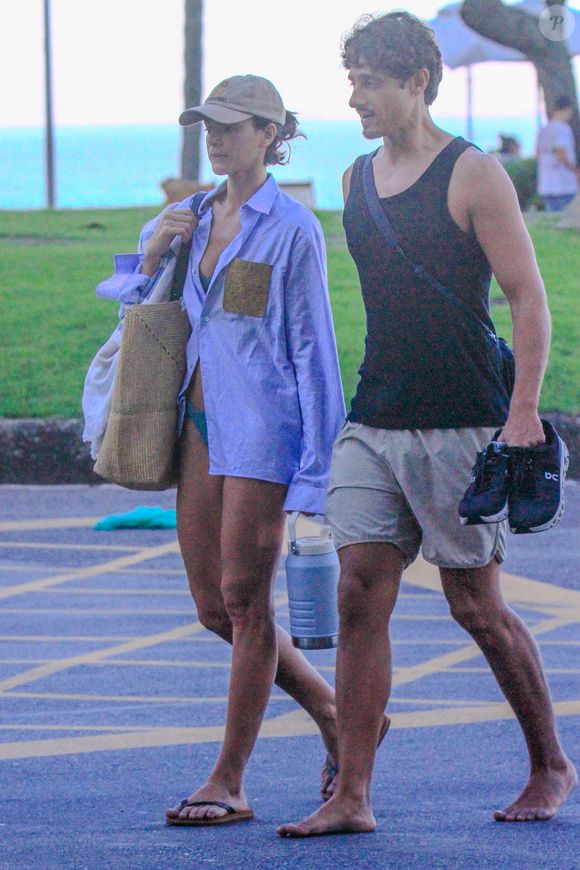 Entre uma caminhada e outra pela praia, Bruna Marquezine surgiu sorridente e cercada de amigos, incluindo Daniel Campos