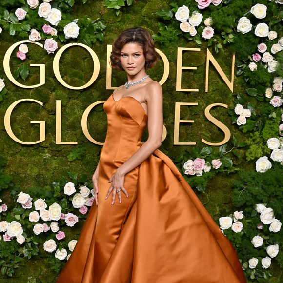 Zendaya foi uma das famosas que marcou presença no Globo de Ouro 2025 com um look laranja vibrante.