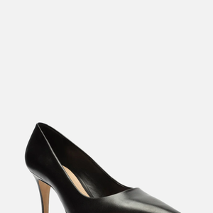 Inspirado no estilo da atriz, o Scarpin Preto Couro Bico Fino Salto Médio da Arezzo aparece como alternativa elegante por R$ 179,90