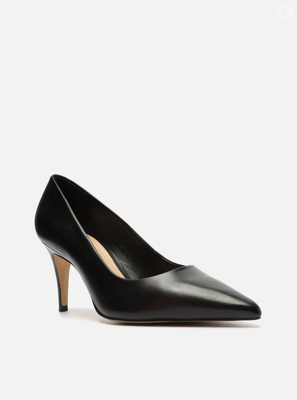 Inspirado no estilo da atriz, o Scarpin Preto Couro Bico Fino Salto Médio da Arezzo aparece como alternativa elegante por R$ 179,90