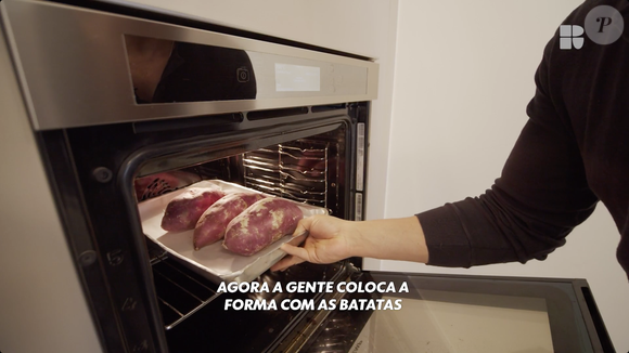 Para começar, lave bem 3 batatas-doces e leve-as para assar, com casca, por cerca de 1 hora e 15 minutos