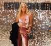 Com look monocromático em dusty rose, Adriane Galisteu investe em silhueta alongada e estética sofisticada