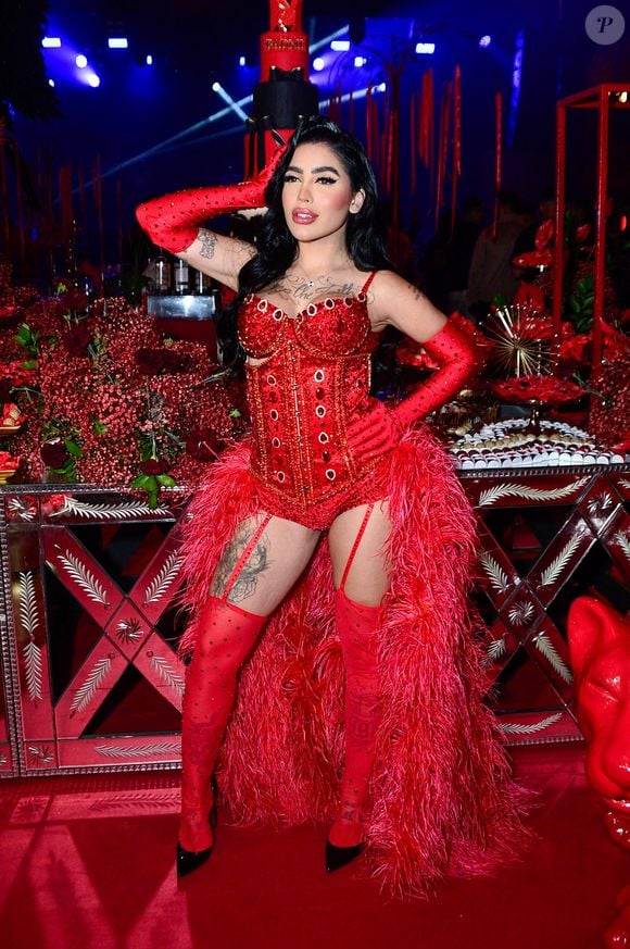 MC Mirella entrou com a ação por conta de um perfil fake no Instagram que tinha até selo de verificação