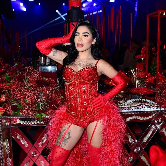 MC Mirella entrou com a ação por conta de um perfil fake no Instagram que tinha até selo de verificação