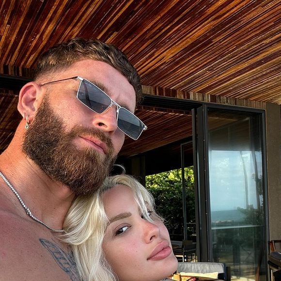 Depois de quase dois anos juntos, Karoline Lima e Léo Pereira romperam o namoro. Após a vitória do Flamengo na Libertadores 2025, o zagueiro se declarou em festa e os dois reataram o compromisso