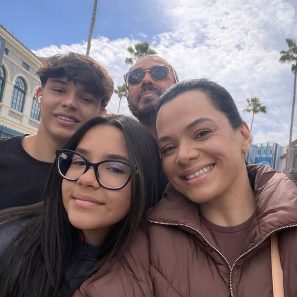 A primogênita Mônica, é casada com o empresário Marcos Nascimento e é mãe de Mateus e Maria Helena
