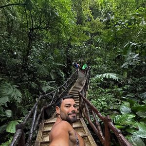 Internautas na web apontaram que o seu suposto namorado, o médico Pedro Andrade, estaria a acompanhando nesta viagem.