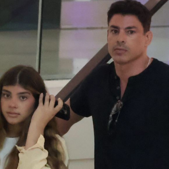 Misturinha perfeita dos pais! Cauã Reymond acompanha filha, fruto da relação com Grazi Massafera, em rolê que já classificou como ‘perrengue’