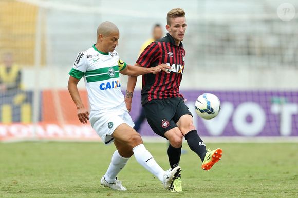 Já em 2014 e jogando na elite, Léo Pereira defendia o Atlético Paranaense