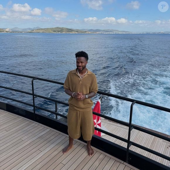 Vini Jr. compartilhou registros de sua viagem pela Europa, incluindo momentos de lazer em destinos paradisíacos e a bordo de um iate de luxo
