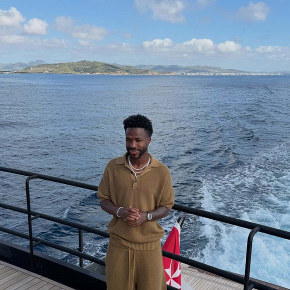 Vini Jr. compartilhou registros de sua viagem pela Europa, incluindo momentos de lazer em destinos paradisíacos e a bordo de um iate de luxo