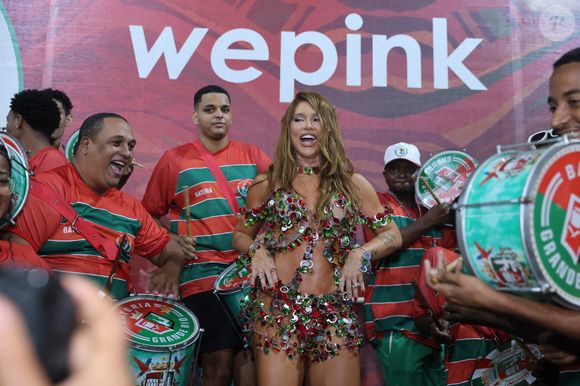 Virgínia Fonseca foi à quadra da Grande Rio participar de ensaio da escola para o carnaval 2026