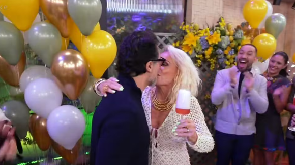 'Quer competir com Jesus Cristo': Em plena Sexta-feira Santa, Ana Maria Braga dança com robôs de LED, recebe o Supla e troca beijo com o marido ao vivo; web reage