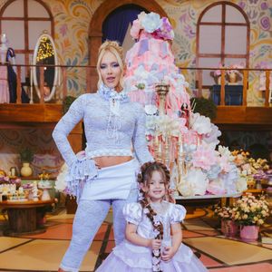 A pequena Maria Flor ganhou uma festa de aniversário com cenário de conto de fadas para celebrar seus 4 anos. O evento aconteceu na Casa VF, em Goiânia, com decoração inspirada em 'Enrolados', bolo monumental e personagens caracterizados como Rapunzel e Mamãe Gothel