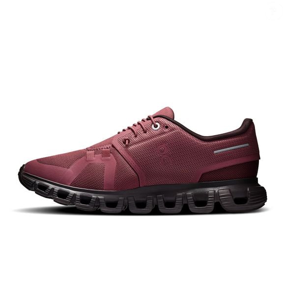 Os tênis On Running Cloud 6 na cor bordô são uma alternativa aos modelos brancos e pretos para quem deseja adicionar um toque de cor aos looks do dia a dia. Com preço de R$ 999,00, o calçado combina uma proposta esportiva com produções que vão da academia ao escritório