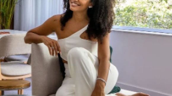 220 m², quatro suítes e decoração inspirada na natureza: da novela 'Por Você' para a vida real, Sheron Menezzes tem apartamento em Copacabana pensado para conforto e trabalho
