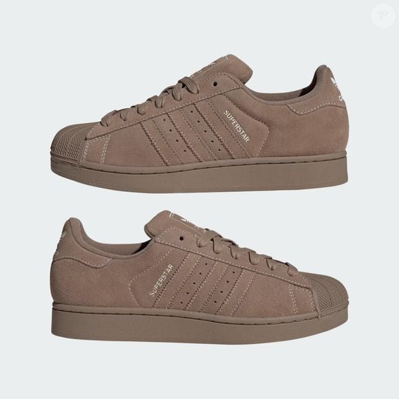 É possível encontrar o modelo SuperStar II nos tons Chalky Brown e Grey Six no site oficial por R$599,99.