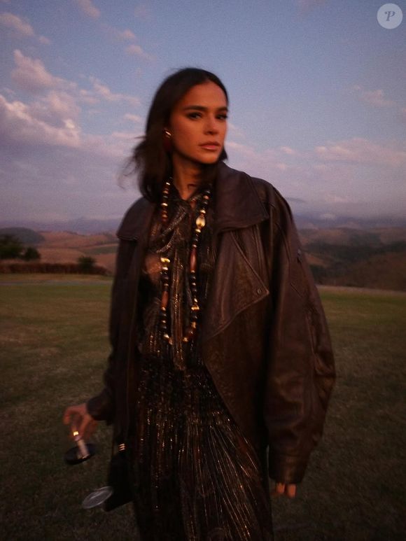 Boho Chic traz toque romântico no Outono 2026: fã da tendência, Bruna Marquezine já usou jaqueta de couro no estilo bomber grifada, trazendo a estética boho chic com o vestido fluido.