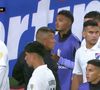 Caos no jogo Colo-Colo x Fortaleza pela Libertadores: vidro que separa campo e arquibancada foi quebrado e 'torcedores' invadiram gramado