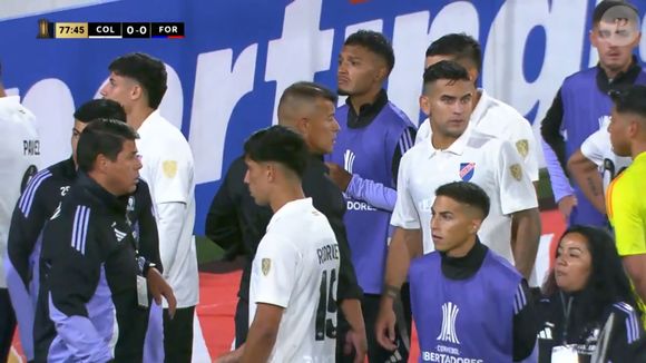 Caos no jogo Colo-Colo x Fortaleza pela Libertadores: vidro que separa campo e arquibancada foi quebrado e 'torcedores' invadiram gramado