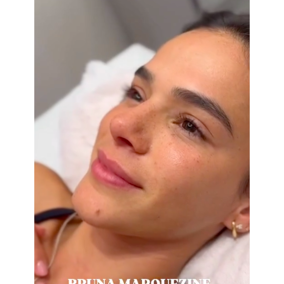 Pronta para curtir o réveillon com Shawn Mendes, Bruna Marquezine fez um procedimento nos cílios