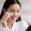Adeus, pele irritada! Aprendi com o skincare das atrizes de k-dramas como a hidratação contínua da K-Beauty blinda o rosto do estresse urbano