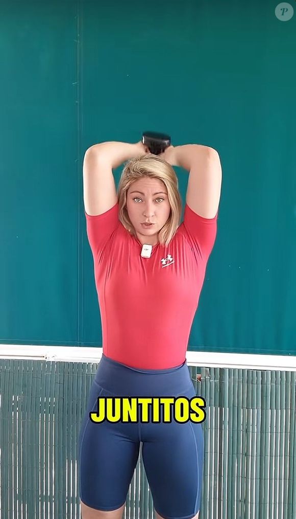 O exercício de xtensão de tríceps acima da cabeça auxilia no ganho de massa muscular